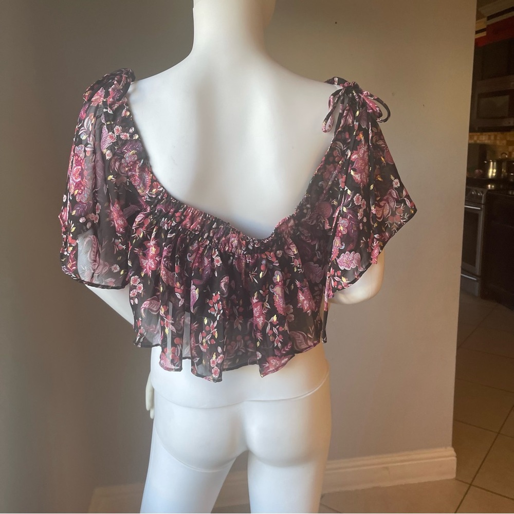 New Women’s floral top size Medium
New without tags 
Flowy top and stretchy - Picture 8 of 9
